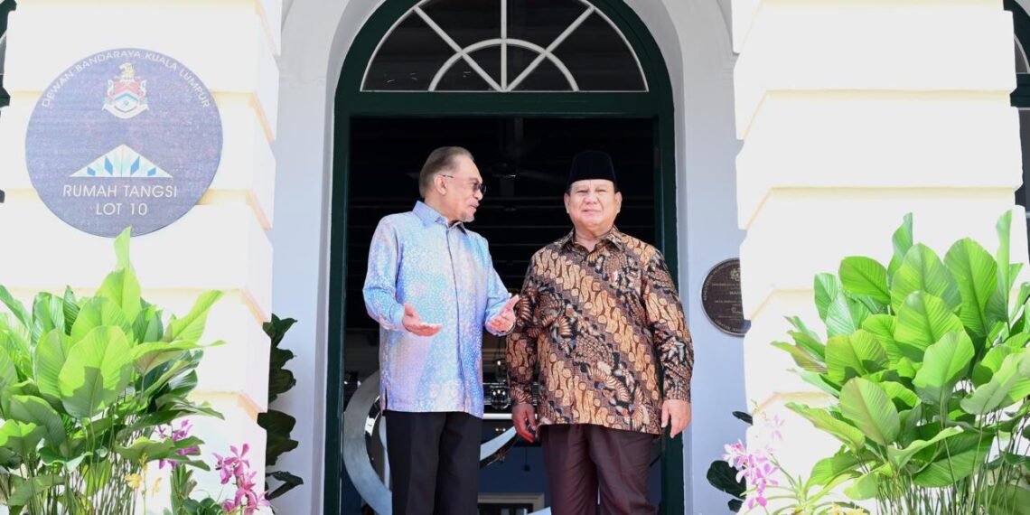 Presiden Republik Indonesia, Prabowo Subianto bertemu dengan Perdana Menteri (PM) Malaysia Anwar Ibrahim pada Kamis, 9 Januari 2025, di Rumah Tangsi, Kuala Lumpur, Malaysia.