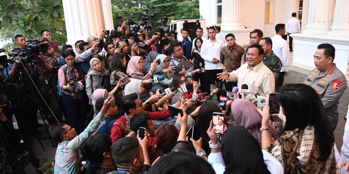 Presiden Prabowo Subianto menegaskan bahwa pemerintah terus memantau perkembangan kasus penembakan terhadap warga negara Indonesia (WNI) di Malaysia. Pada keterangannya usai memberikan arahan dalam Rapat Pimpinan TNI Polri Tahun 2025 pada Kamis, 30 Januari 2025, Presiden mengungkapkan harapannya agar proses investigasi dapat dilakukan secara menyeluruh oleh pihak berwenang setempat.