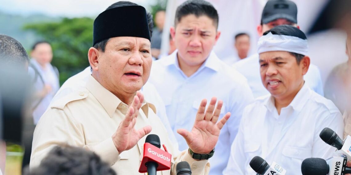 Presiden Prabowo Subianto menegaskan komitmennya dalam transformasi nasional jelang 100 hari masa kerja sebagai Presiden Republik Indonesia. Dalam keterangannya di Kabupaten Sumedang, Provinsi Jawa Barat, pada Senin, 20 Januari 2025, Presiden menyampaikan komitmen kabinet Merah Putih untuk bekerja keras demi kesejahteraan rakyat Indonesia.