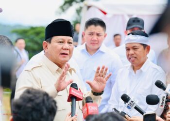 Presiden Prabowo Subianto menegaskan komitmennya dalam transformasi nasional jelang 100 hari masa kerja sebagai Presiden Republik Indonesia. Dalam keterangannya di Kabupaten Sumedang, Provinsi Jawa Barat, pada Senin, 20 Januari 2025, Presiden menyampaikan komitmen kabinet Merah Putih untuk bekerja keras demi kesejahteraan rakyat Indonesia.