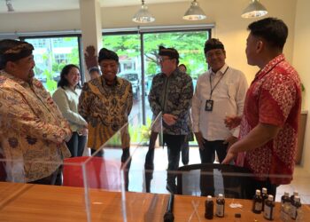 Kementerian Perindustrian (Kemenperin) berkomitmen untuk terus mendorong hilirisasi produk minyak atsiri agar dapat memberikan kontribusi signifikan terhadap perekonomian nasional. Salah satu langkah strategis yang dilakukan adalah pembangunan Pusat Flavor dan Fragrance (PFF) di Denpasar, Bali.