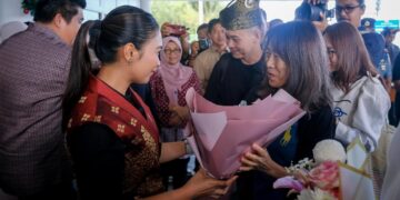 Wamenpar Ni Luh Puspa memulai hari pertama di tahun 2025 dengan menyambut kedatangan wisatawan mancanegara (wisman) di Pelabuhan Bandar Bentan Telani, Lagoi, Bintan, Kepulauan Riau, Rabu (1/1/2025).