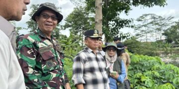Sekretaris Daerah (Sekda) Provinsi Jawa Barat, Herman Suryatman, melakukan monitoring langsung pengangkutan dan pembersihan sampah di kawasan Oxbow Cicukang, Desa Mekarrahayu, Kecamatan Margaasih, Kabupaten Bandung, pada Selasa (28/1/2025).