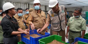 Sekretaris Daerah (Sekda) Kabupaten Bogor, Ajat Rochmat Jatnika, melakukan peninjauan langsung terhadap proyek pelebaran jalan Cikopo Selatan di Kecamatan Megamendung dan kegiatan pengolahan sampah di kawasan Taman Safari Bogor, Selasa (7/1/2025).