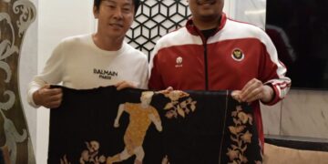 Sebelum bertolak ke Korea Selatan, Shin Tae-yong mengunjungi kediaman Menteri Pemuda dan Olahraga Republik Indonesia (Menpora RI) Dito Ariotedjo di Jl. Denpasar Raya, Jakarta, Minggu (26/1).(foto:bagus/kemenpora.go.id)