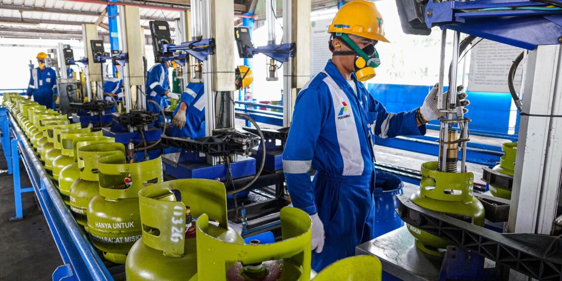 Petugas tengah melakukan pengisian LPG kedalam tabung ukuran 3 kg. (Dok. Istimewa)