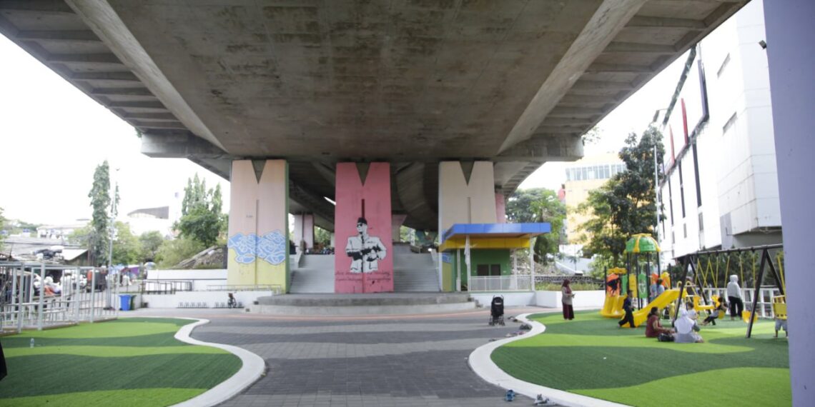 Revitalisasi Taman Film yang berada di bawah flyover Pasupati sudah selesai. Kini Taman Film kembali ramai dikunjungi warga.