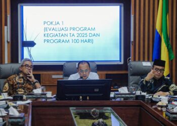 Pemkot Bandung menggelar Rapat Tim Transisi Pokja 1, 2, dan 3 sebagai langkah awal dalam menyusun program pembangunan yang strategis, efektif, dan inklusif. Rapat yang dipimpin oleh Penjabat Wali Kota Bandung, A. Koswara, juga dihadiri oleh Wali Kota Bandung terpilih, Muhammad Farhan, dan Wakil Wali Kota terpilih, Erwin.