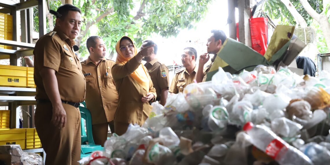 Pj Bupati Bekasi Dedy Supriyadi mengunjungi Masyarakat Peduli Lingkungan (MasDul) yang berada di Perumahan Telagamurni, Kecamatan Cikarang Barat pada Senin (13/01/2025).