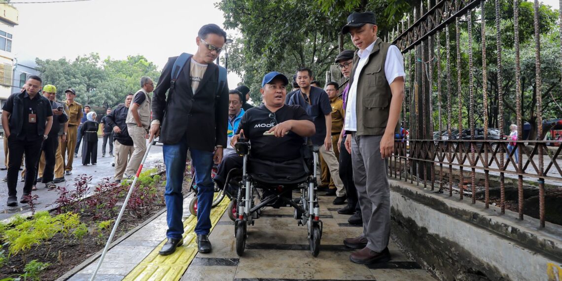 Pemerintah Kota Bandung melakukan audit kelayakan dan kenyamanan trotoar di kawasan Tegallega pada Selasa, 21 Januari 2025, sebagai bagian dari upaya untuk memastikan fasilitas umum di kota ini ramah bagi lansia dan penyandang disabilitas. Dalam kegiatan tersebut, sejumlah perwakilan komunitas juga dilibatkan untuk memberikan masukan yang berguna bagi perbaikan fasilitas publik.
