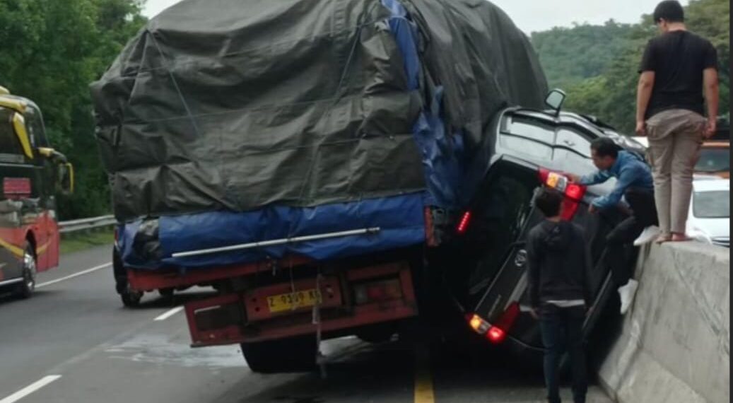 Truk fuso pecah ban tabrak mobil Avanza di Tol Cipularang KM 80.(Foto:Istimewa).