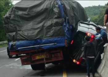 Truk fuso pecah ban tabrak mobil Avanza di Tol Cipularang KM 80.(Foto:Istimewa).