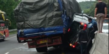 Truk fuso pecah ban tabrak mobil Avanza di Tol Cipularang KM 80.(Foto:Istimewa).
