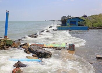 Banjir rob yang disertai gelombang tinggi menyebabkan beberapa bangunan di sekitar pantai tersebut rusak parah. (Dok. Istimewa)