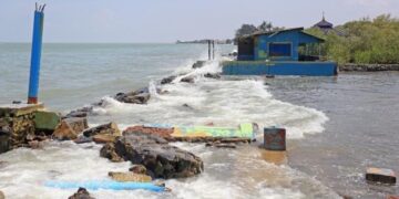 Banjir rob yang disertai gelombang tinggi menyebabkan beberapa bangunan di sekitar pantai tersebut rusak parah. (Dok. Istimewa)