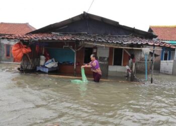 Banjir akibat gelombang tinggi air laut (rob), kembali melanda pesisir Kabupaten Indramayu, tepatnya di Desa Eretan Kulon dan Desa Eretan Wetan, Kecamatan Kandanghaur. Banjir merendam ribuan rumah warga dengan ketinggian 20 cm – 1 m. - (Dok. Korlap Tagana Indramayu)