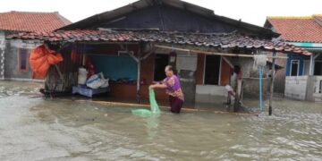 Banjir akibat gelombang tinggi air laut (rob), kembali melanda pesisir Kabupaten Indramayu, tepatnya di Desa Eretan Kulon dan Desa Eretan Wetan, Kecamatan Kandanghaur. Banjir merendam ribuan rumah warga dengan ketinggian 20 cm – 1 m. - (Dok. Korlap Tagana Indramayu)