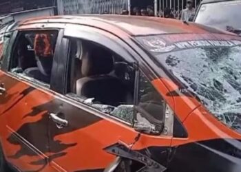 Salah satu mobil milik Ormas PP yang dirusak.(Foto:Istimewa).