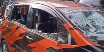 Salah satu mobil milik Ormas PP yang dirusak.(Foto:Istimewa).