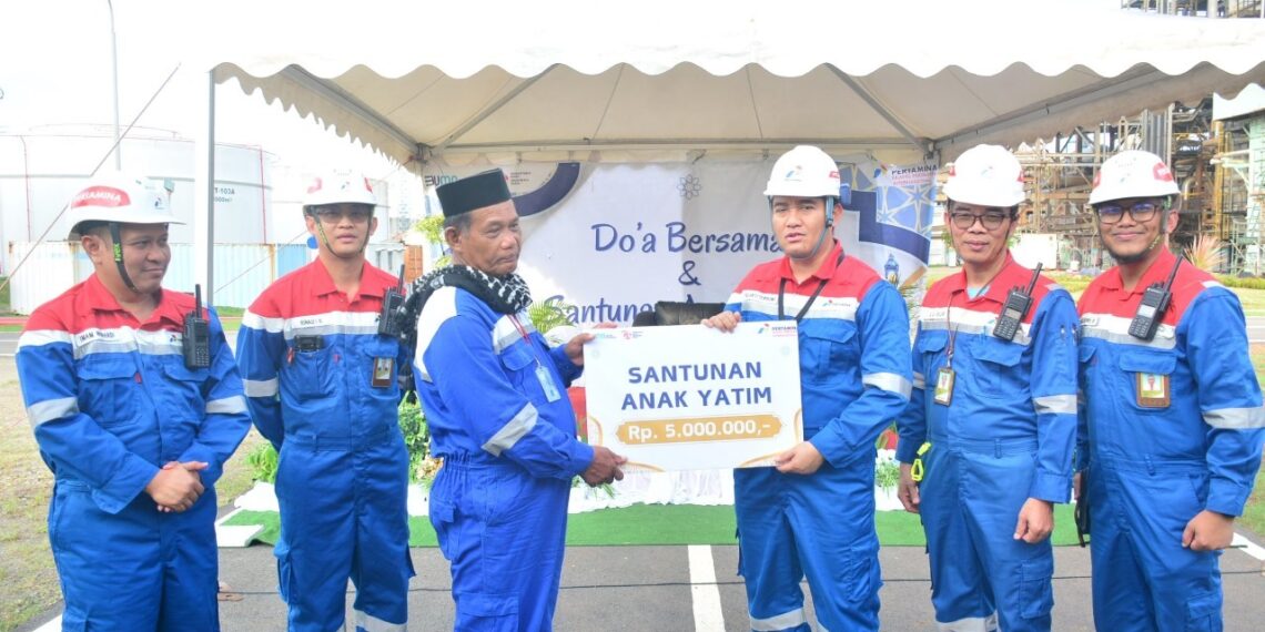 Pemberian santunan dan doa bersama karyawan Kilang Balongan. (Dok. Istimewa)