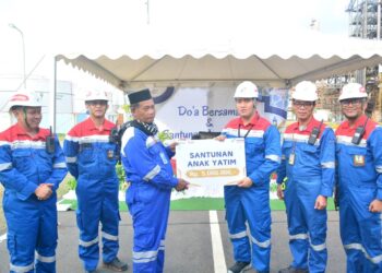 Pemberian santunan dan doa bersama karyawan Kilang Balongan. (Dok. Istimewa)