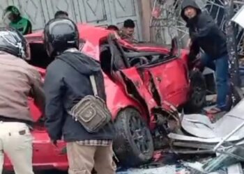 Kondisi mobil sedan merah dikemudikan mahasiswa Unpad.(Foto:Istimewa).