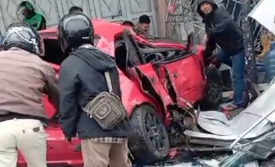 Kondisi mobil sedan merah dikemudikan mahasiswa Unpad.(Foto:Istimewa).