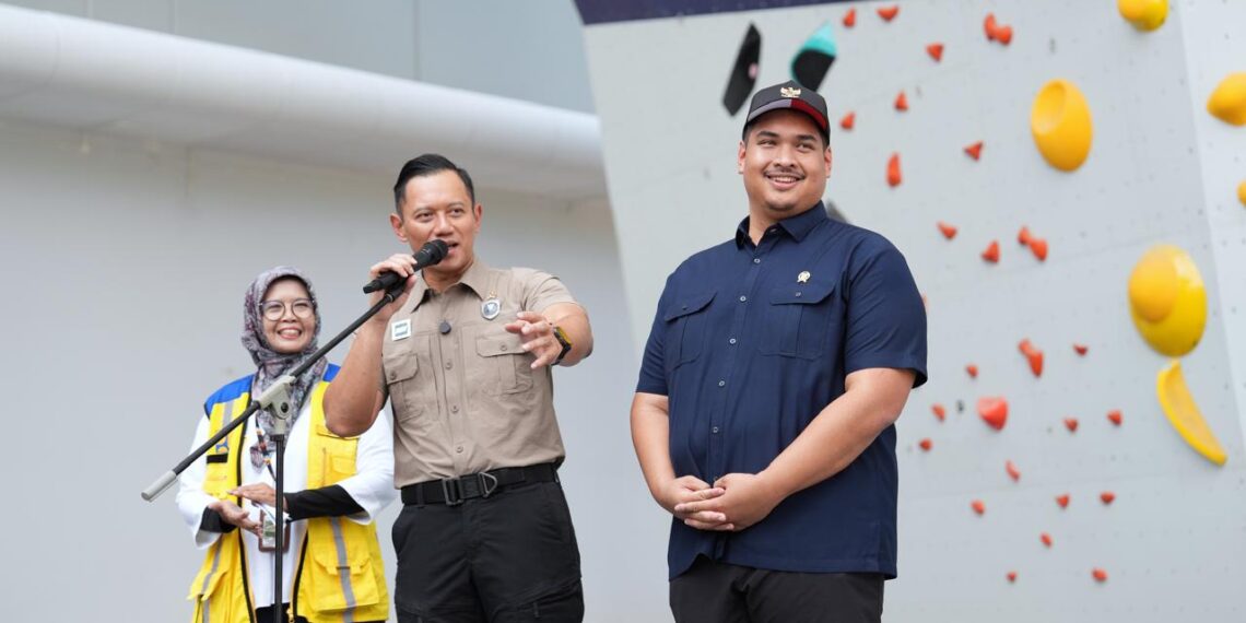 Menteri Pemuda dan Olahraga Republik Indonesia (Menpora RI) Dito Ariotedjo mendampingi Menko Infrastruktur dan Pembangunan Kewilayahan Agus Harimurti Yudhoyono (AHY) hari Kamis (13/2) siang meninjau Cibubur Youth Elite Sport Center (CYESC) di Cibubur, Jakarta Timur.(foto:herry/kemenpora.go.id)