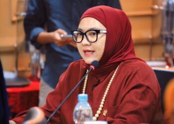 Anggota Komite III Dewan Perwakilan Daerah (DPD) Republik Indonesia (RI) Daerah Pemilihan Jawa Barat (Jabar) Agita Nurfianti mempertanyakan mengenai kuota penerimaan siswa baru kepada Menteri Pendidikan Dasar dan Menengah (Mendikdasmen) Prof. Dr. Abdul Mu'ti, M.Ed. pada Rapat Kerja Komite III DPD RI dengan Kementerian Pendidikan Dasar dan Menengah (Kemendikdasmen), Senin (3/2), di Kantor DPD RI, Senayan, Jakarta Pusat.