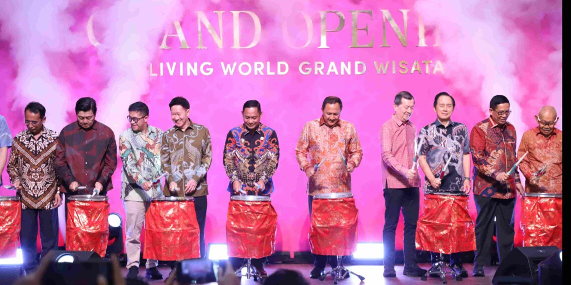 Wakil Bupati Bekasi, dr. Asep Surya Atmaja, mendorong produk unggulan UMKM Kabupaten Bekasi untuk hadir di Mall Living World Grand Wisata, Kecamatan Tambun Selatan. Hal tersebut disampaikan dr. Asep usai meresmikan mall tersebut pada Sabtu (22/02/2025).