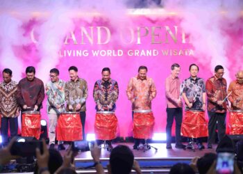 Wakil Bupati Bekasi, dr. Asep Surya Atmaja, mendorong produk unggulan UMKM Kabupaten Bekasi untuk hadir di Mall Living World Grand Wisata, Kecamatan Tambun Selatan. Hal tersebut disampaikan dr. Asep usai meresmikan mall tersebut pada Sabtu (22/02/2025).