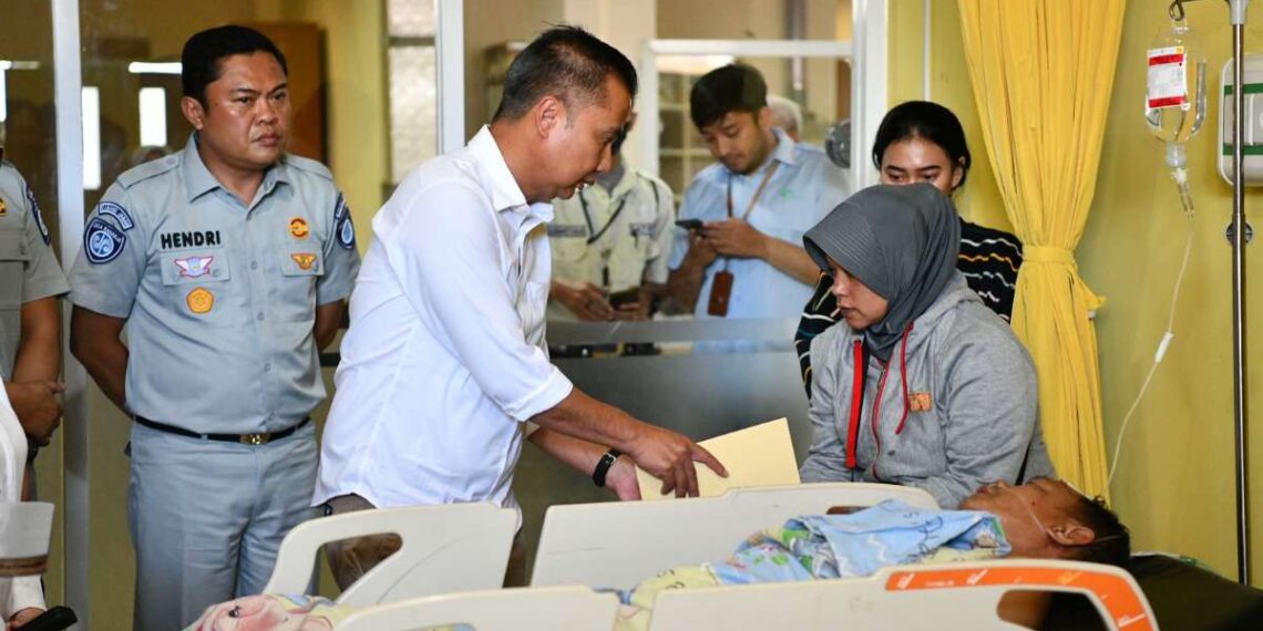 Penjabat Gubernur Jawa Barat, Bey Machmudin, mengunjungi korban kecelakaan beruntun di Rumah Sakit Umum Daerah (RSUD) Ciawi, Kabupaten Bogor, Rabu (5/2/2025).