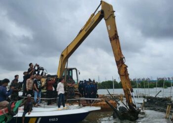 Bey Machmudin tinjau pagar laut di Bekasi.