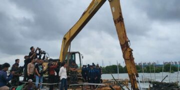 Bey Machmudin tinjau pagar laut di Bekasi.