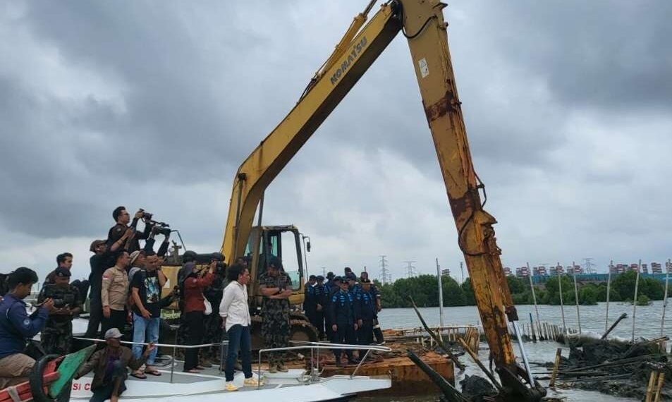 Bey Machmudin tinjau pagar laut di Bekasi.