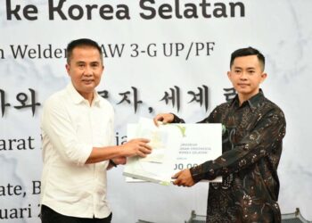 Pemerintah Daerah Provinsi Jawa Barat (Pemda Jabar) mengirimkan 14 Pekerja Migran Indonesia (PMI) asal Jawa Barat untuk bekerja di Korea Selatan, khususnya dalam bidang pengelasan perkapalan. Pelepasan dilakukan oleh Penjabat Gubernur Jawa Barat, Bey Machmudin, di Aula Timur Gedung Sate, Kota Bandung, pada Selasa, 4 Februari 2025.