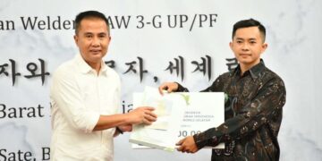 Pemerintah Daerah Provinsi Jawa Barat (Pemda Jabar) mengirimkan 14 Pekerja Migran Indonesia (PMI) asal Jawa Barat untuk bekerja di Korea Selatan, khususnya dalam bidang pengelasan perkapalan. Pelepasan dilakukan oleh Penjabat Gubernur Jawa Barat, Bey Machmudin, di Aula Timur Gedung Sate, Kota Bandung, pada Selasa, 4 Februari 2025.