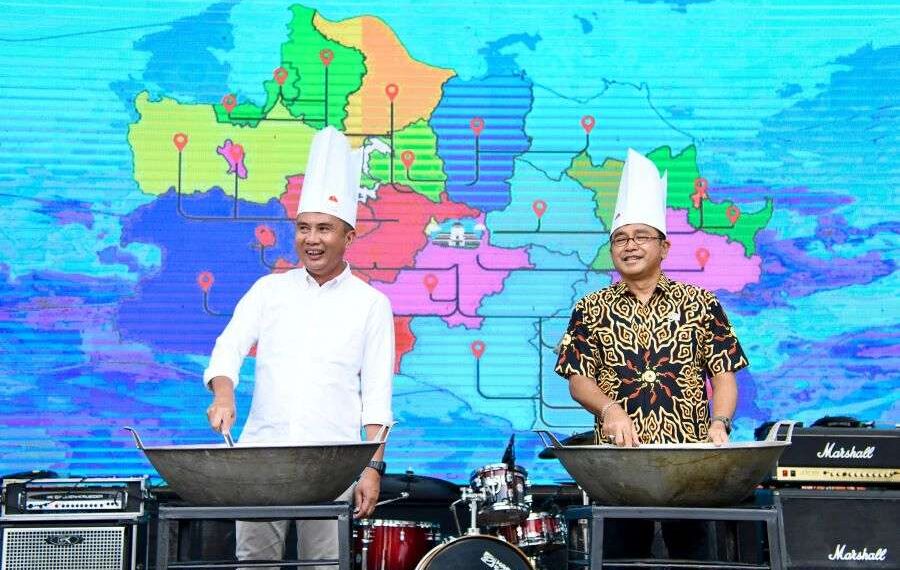 Penjabat Gubernur Jawa Barat, Bey Machmudin membuka Pesta Kuliner Jawa Barat 2025