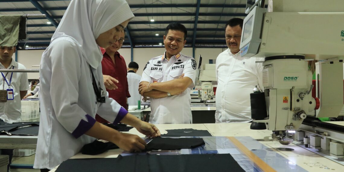 Bupati Bandung, Dadang Supriatna, melakukan kunjungan lapangan atau "Factory Tour" ke pabrik PT Gelindo Garmentama yang terletak di Jalan Cisirung, Desa Cangkuang Kulon, Kecamatan Dayeuhkolot, pada Rabu (12/2/2025).