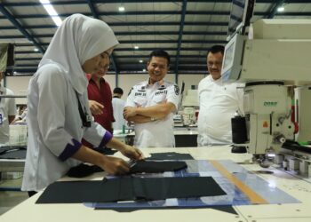 Bupati Bandung, Dadang Supriatna, melakukan kunjungan lapangan atau "Factory Tour" ke pabrik PT Gelindo Garmentama yang terletak di Jalan Cisirung, Desa Cangkuang Kulon, Kecamatan Dayeuhkolot, pada Rabu (12/2/2025).