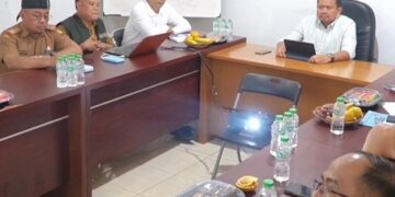 Bupati Sumedang, Dony Ahmad Munir, bersama Wakil Bupati Fajar Fadila, mengundang Tim Anggaran Pemerintah Daerah (TAPD) untuk membahas Anggaran Pendapatan dan Belanja Daerah (APBD) Tahun 2025. Rapat kerja tersebut dilaksanakan di kediaman Dony Ahmad Munir di Burujul, Kelurahan Kota Kulon, Sumedang Selatan, pada Senin, 4 Februari 2025.