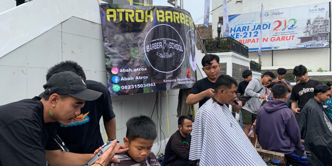 Cukur massal di Garut