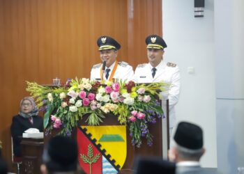 Bupati dan Wakil Bupati Bandung periode 2025-2030, Dadang Supriatna dan Ali Syakieb, menyampaikan pidato perdana mereka pasca dilantik pada Sidang Paripurna DPRD Kabupaten Bandung dengan agenda penyampaian visi dan misi, yang digelar di Gedung DPRD Kabupaten Bandung, Kamis (20/2/2025) petang.