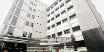 Dua universitas internasional hadir di kota Bandung, yaitu Deakin University (Australia) dan Lancaster University (Inggris). Kampus yang terletak di Jalan Moh Toha, nomor 77, Kelurahan Cigereleng, Kecamatan Regol, ini juga berada dalam satu komplek dengan PT Inti.
