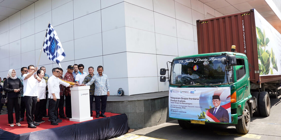 Menteri Perdagangan (Mendag) Budi Santoso secara resmi melepas ekspor perdana produk kratom hasil produksi CV Cahaya dari Pontianak, Kalimantan Barat, yang berlangsung di PT Oneject Indonesia, Cikarang, Kabupaten Bekasi, Jawa Barat, pada Jumat (28 Februari 2025).(Foto: Humas Kemendag)