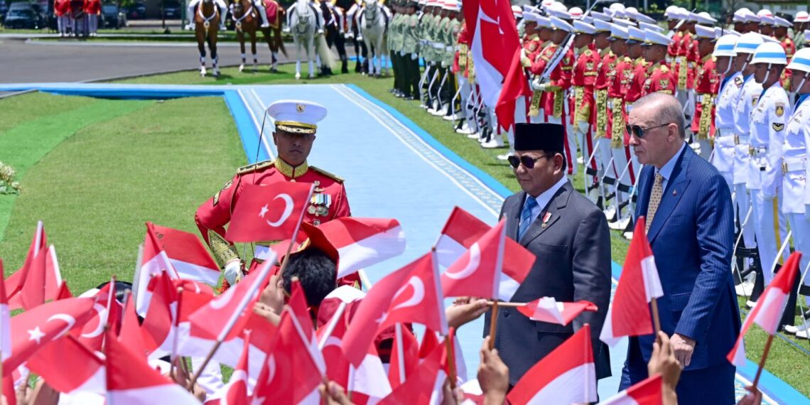 Presiden Prabowo Subianto menyambut kedatangan Presiden Turkiye, Recep Tayyip Erdoğan di Istana Kepresidenan Bogor, Provinsi Jawa Barat, pada Rabu (12/02/2025). (Foto: BPMI Setpres)