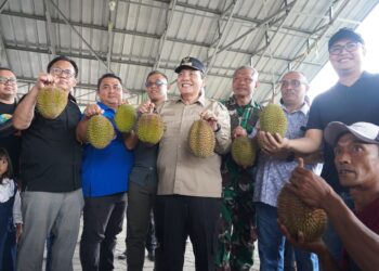 Pj. Bupati Bogor, Bachril Bakri, memberikan apresiasi atas suksesnya Festival Durian yang diselenggarakan oleh Pemerintah Kecamatan Leuwiliang.