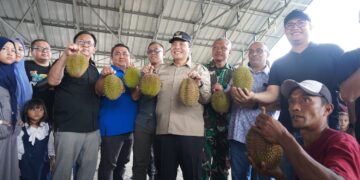 Pj. Bupati Bogor, Bachril Bakri, memberikan apresiasi atas suksesnya Festival Durian yang diselenggarakan oleh Pemerintah Kecamatan Leuwiliang.