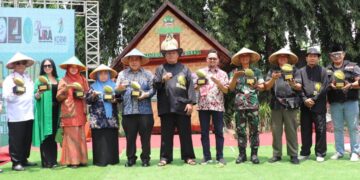 FESTIVAL DURIAN 2025 : Pj Bupati Bekasi, Dedy Supriyadi, membuka Festival Durian dan Aneka Buah Nusantara Bekasi 2025 yang digelar di halaman Gedung Juang, Kecamatan Tambun Selatan, pada Sabtu (15/2/2025). Acara ini berlangsung selama dua hari, dari 15 hingga 16 Februari 2025. FOTO : ANDI IMANUDDIN/NEWSROOM DISKOMINFOSANTIK.