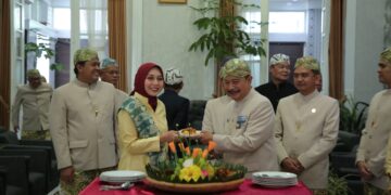 Penjabat (Pj) Bupati Garut, Barnas Adjidin, memimpin Upacara Peringatan Hari Jadi ke-212 Kabupaten Garut di Gedung Pendopo, Kecamatan Garut Kota, Senin (17/2/2025). Acara yang berlangsung secara terbatas ini dihadiri oleh sejumlah pejabat daerah serta tokoh masyarakatmasyarakat, termasuk bupati dan wakil bupati garut terpilih (Foto: Moch Ahdiansyah/ Ilham Kautsar/ Diskominfo Kab. Garut)